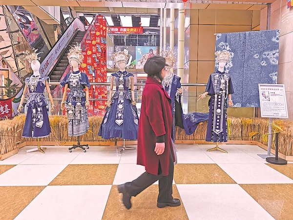 新年新衣共庆佳节年味也是“团结味道”株洲市芦淞区服饰市场经理协会被命名为全国民族团结进步示范区示范单位各族商户共创富(图1)