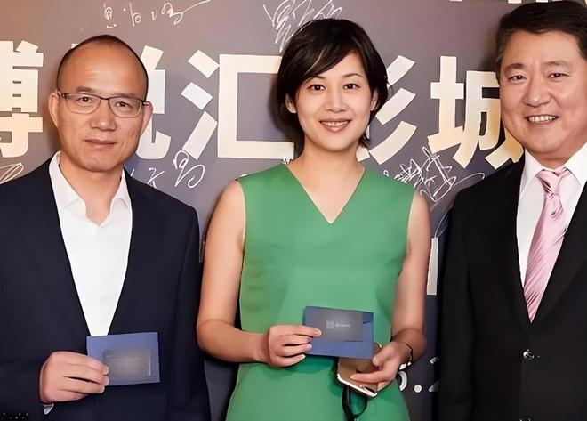 父亲曾是上海首富母亲是知名主持她却定居美国靠卖衣服为生(图1)