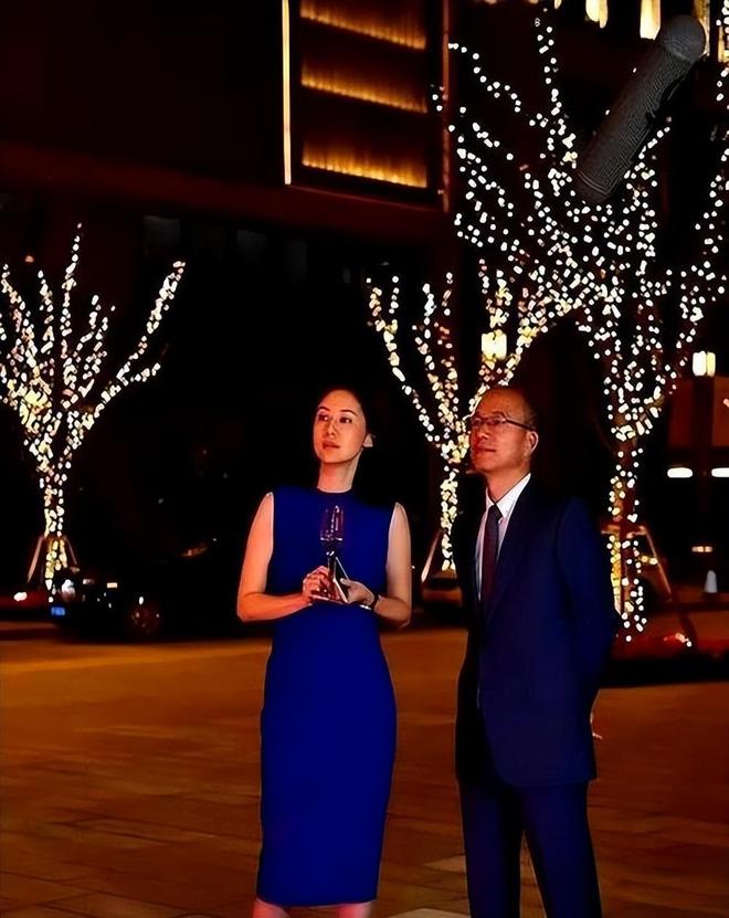 父亲曾是上海首富母亲是知名主持她却定居美国靠卖衣服为生(图3)