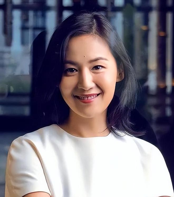 父亲曾是上海首富母亲是知名主持她却定居美国靠卖衣服为生(图5)