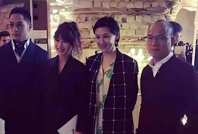 父亲曾是上海首富母亲是知名主持她却定居美国靠卖衣服为生(图6)