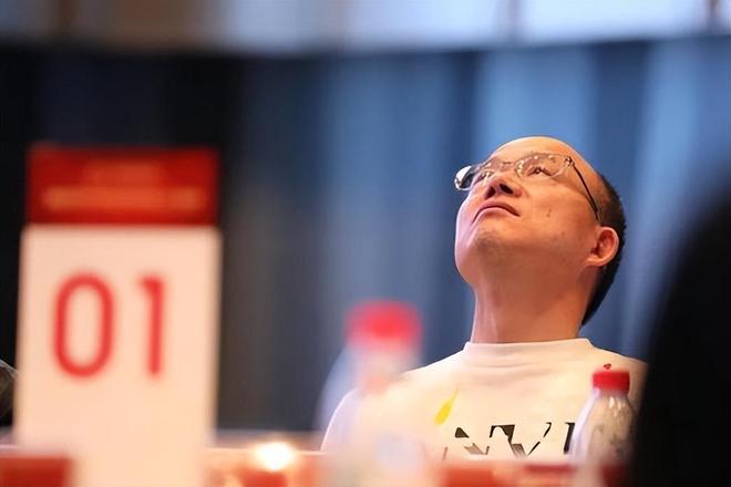 父亲曾是上海首富母亲是知名主持她却定居美国靠卖衣服为生(图17)