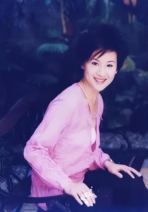 父亲曾是上海首富母亲是知名主持她却定居美国靠卖衣服为生(图13)