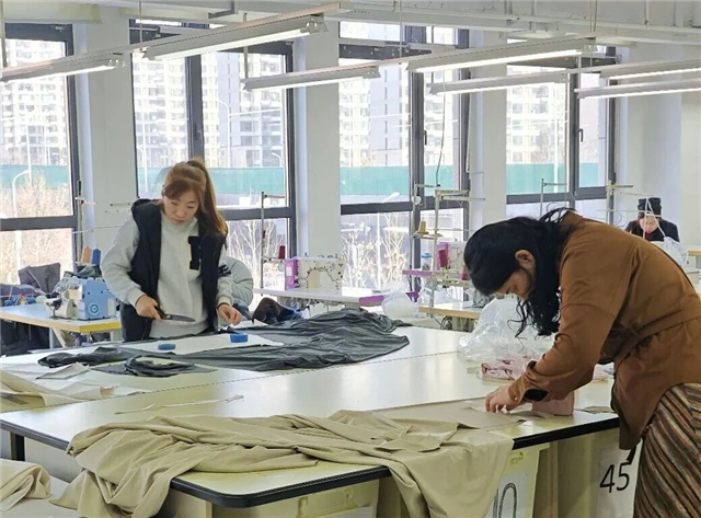 订单排到二季度！威海市环翠区这家服装外贸企业“爆火”(图1)